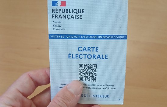 La carte électorale est indispensable pour voter. (Crédit photo : Valérie Hérault)