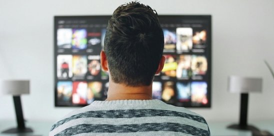 Homme regardant la TNT (Crédit photo : Pixabay - Mohamed_hassan)