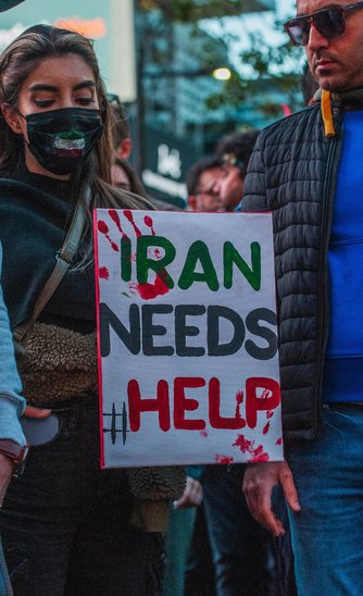 Des gens manifestent dans la ville (Crédit photo : Pexels - Kemi Lo)