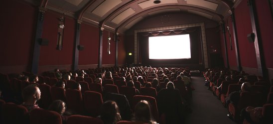 Salle de cinéma, lieu traditionnel de projection, à l'heure des évolutions liées à l'intelligence artificielle (Crédit photo : Unsplash - Jake Hills)