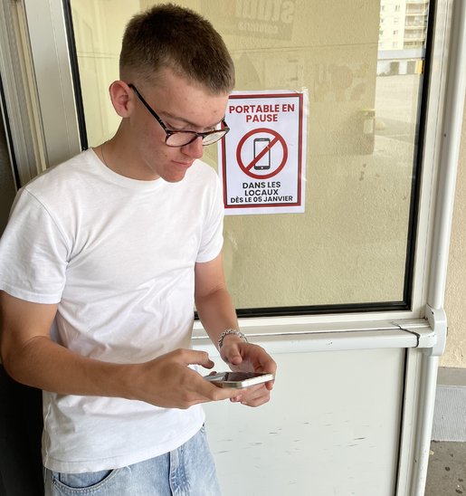 Elèves du lycée utilisant son smartphone malgré l'interdiction (Crédit photo : Dutertre Louis)