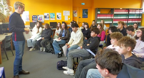 Des Secondes de notre lycée lors d'une rencontre avec un écrivain. (Crédit photo : Valérie Hérault)