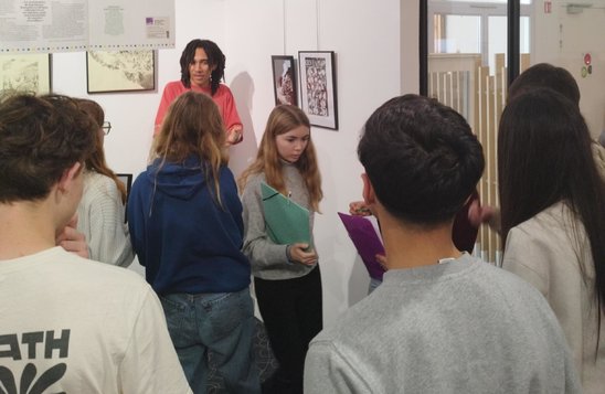 Lors du vernissage, témoignage d'Orpheo auprès d'élèves. (Crédit photo : Vérane MENARD)