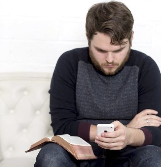 Homme vérifiant son téléphone (Crédit photo : Pixnio)