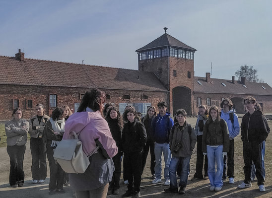 Les jeunes devant l'entrée de Birkenau. (Crédit photo : Pascal Philip)