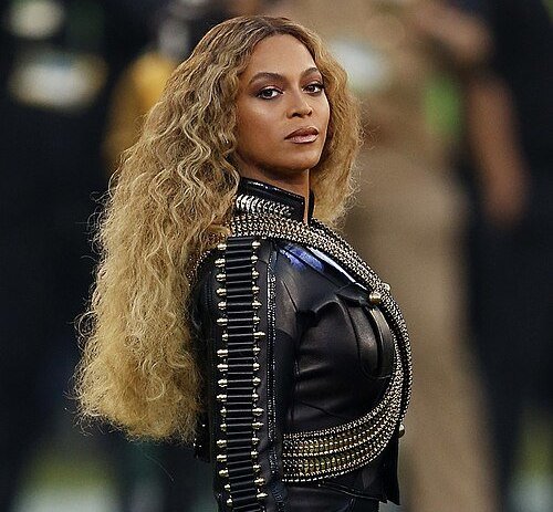 Beyoncé Super Bowl 50, 2016 (Crédit photo : Wikipédia CC0 1.0 Domantasv74)