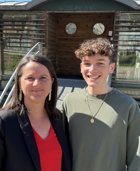 Johanna Rolland en campagne électorale et notre reporter Eliel (Crédit photo : Lola Costes)