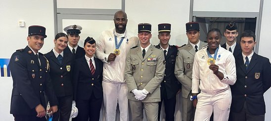 Hossein, réserviste et judoka (4e en partant de la droite) aux côtés de Teddy Riner lors des Jeux Olympiques de Paris en 2024. (Crédit photo : Armée de Terre)