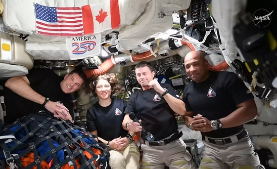 Image tirée d'une diffusion en direct de la Nasa montrant les membres d'équipage d'Artemis II, Jeremy Hansen, Christina Koch, Reid Wiseman et Victor Glover, en train de parler avec le président américain Donald Trump par téléphone à bord du vaisseau spatial Orion, le 6 avril 2026 (Crédit photo : NASA/AFP / Handout)
