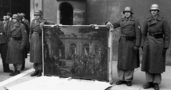 Soldats allemands posant avec un tableau avant son transfert le 04/01/1944 (Crédit photo : Bundesarchiv, Bild 101I-729-0001-23 / Meister / CC-BY-SA 3.0)