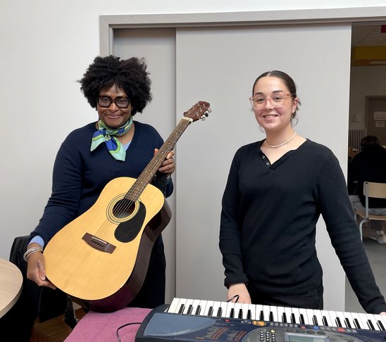 Sariette, éducatrice de vie scolaire et Noémie, élève de 2nde AEPA. (Crédit photo : Aude)