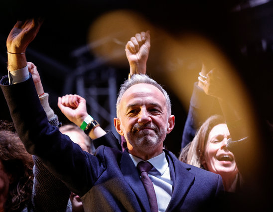 Emmanuel Grégoire, candidat de la gauche unie hors LFI à la mairie de Paris, célèbre sa victoire au 2e tour des municipales, le 22 mars 2026 à paris (Crédit photo : AFP / GEOFFROY VAN DER HASSELT)