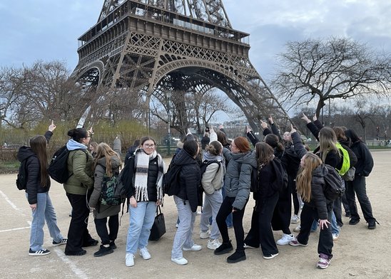 Aux pieds de la Tour Eiffel (Crédit photo : L'oasis)