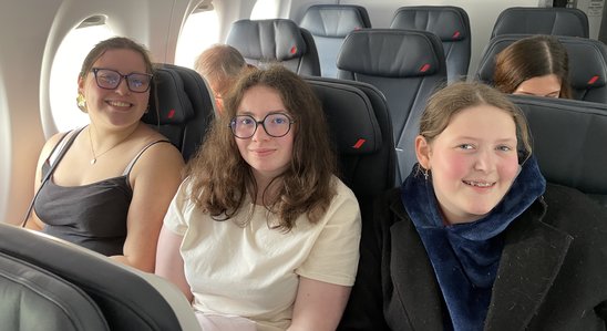 Nos trois lycéennes dans l'avion pour Varsovie (Crédit photo : L'oasis)