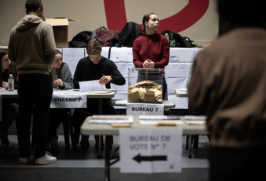 Un électeur vote au premier tour des municipales, le 15 mars 2026 à Toulouse (Crédit photo : AFP / Lionel BONAVENTURE)