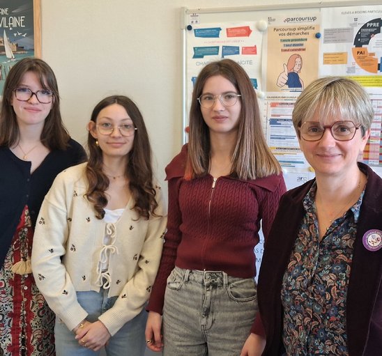 De gauche à droite: Valentine, Anaëlle, Rose et Mme Deport (Crédit photo : Valentine Blaise, Rose Bretonniere, Anaëlle Malgorn)
