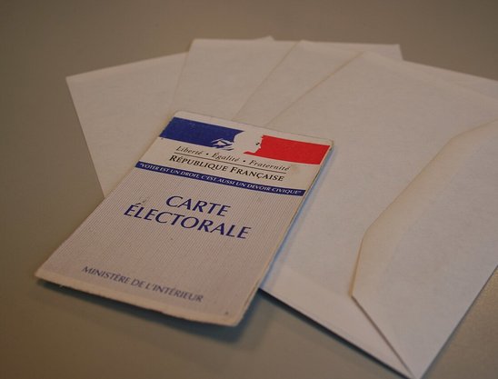 La carte électorale, indispensable pour se rendre au bureau de vote (Crédit photo : CC BY-SA 4.0 Ksiamon)