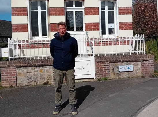 Fabrice Clère devant la mairie de Criqueville en Auge (Crédit photo : Lise Croullebois)