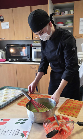 Aubin en train de cuisiner pour les enfants hospitalisés. (Crédit photo : Lycée hôtelier Sainte-Thérèse)