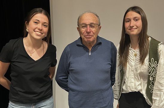 Claude Zwiderski avec deux élèves de seconde. (Crédit photo : Mickael Faure)