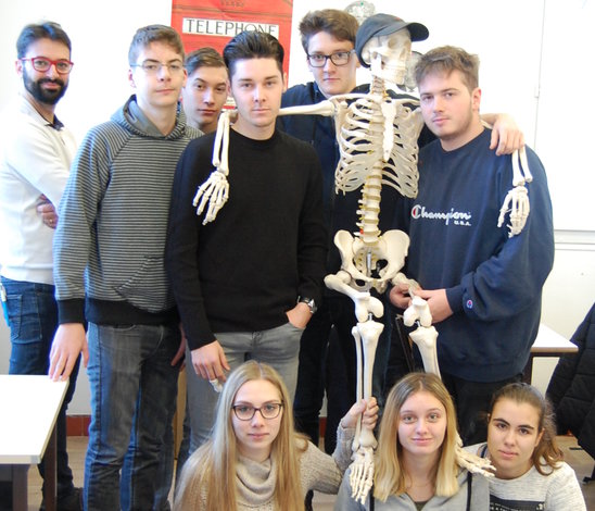 Mr Jeanneau, prof principal avec les élèves de la section et Oscar la mascotte. (Crédit photo : ONILLON Virginie)