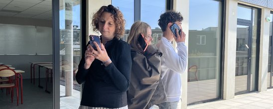 Les élèves ne sont pas les seuls à utiliser leur smartphone au lycée. (Crédit photo : Clara Dalifard)