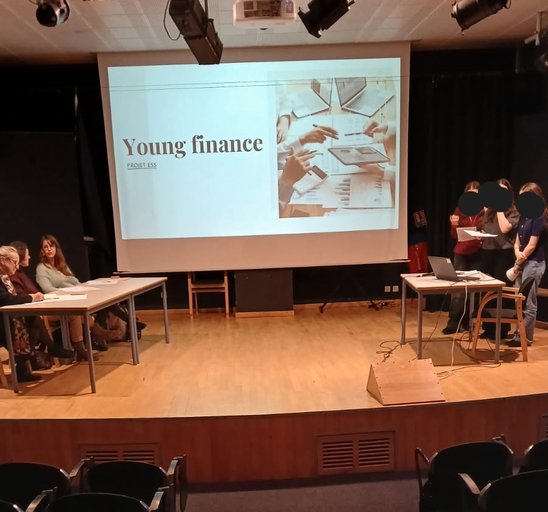Des élèves présentant leur projet devant le jury (Crédit photo : Julien Le Tellier)