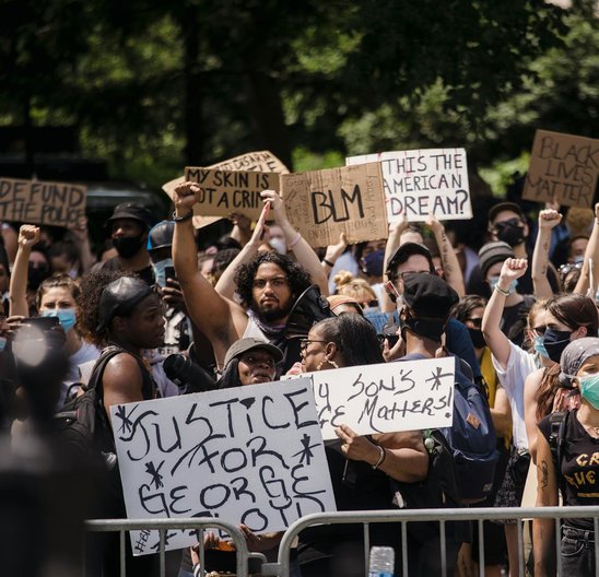 Foule de manifestants tenant des pancartes (Crédit photo : Pexels - Life Matters)