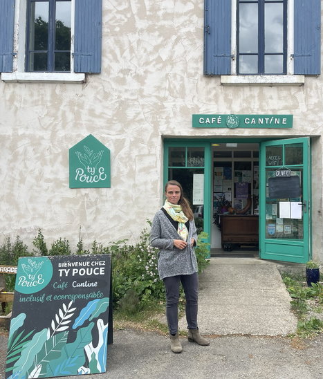 Justine Convain devant le restaurant Ty Pouce. (Crédit photo : Jeanne Lika Le Bellec)