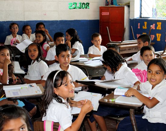 Des élèves malgaches dans une classe rénovée. (Crédit photo : Photo par Angela Rucker, USAID de Pixnio)
