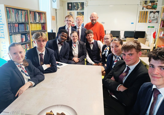 Au premier plan : Emie, Helyes, Armande, Agathe, Kenzo, Mélina, Nina, Jean-François, Timéo. Debout : Baptiste, Mael, Éric Chopin. (Crédit photo : Lycée hôtelier Sainte-Thérèse)