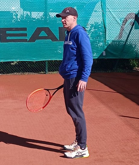 Toujours pédagogue, Quentin Lesné observe et corrige ses élèves sur les courts extérieurs du TCSB. (Crédit photo : Martin Le Gall)