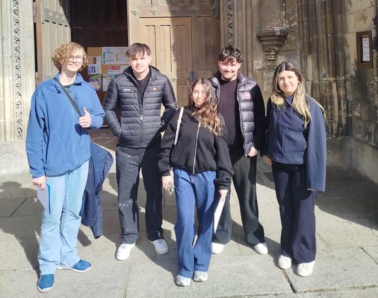 Un groupe franco-allemand devant l'église Saint Jean (Crédit photo : Juliette B.)
