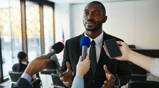 Photo d'un responsable politique face aux journalistes et aux caméras (faux responsable : aucune prise de parti) (Crédit photo : Pexels - Werner Pfennig)