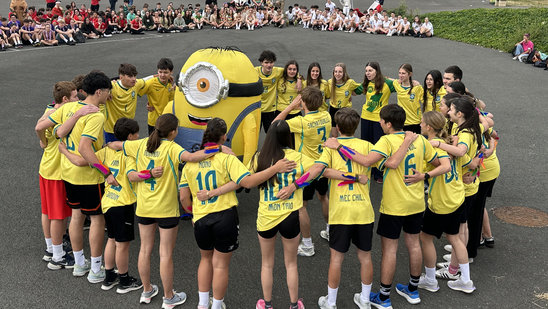 Les secondes B se motivent autour de Minion, leur mascotte. (Crédit photo : Jean-Luc Oliveau)