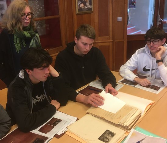 Les élèves consultent les archives. (Crédit photo : MFR Machecoul)