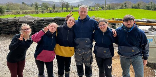 Les jeunes stagiaires français avec le maître de stage irlandais. (Crédit photo : MFR Challans)