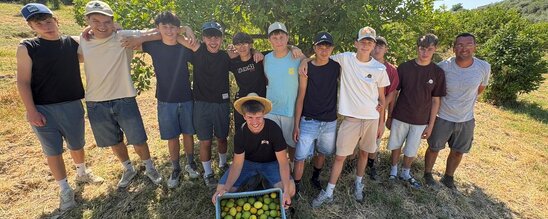 Les jeunes ont découvert la production d'agrumes. (Crédit photo : MFR Pouzauges)
