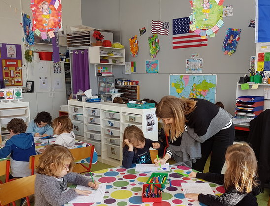 Natalie avec les enfants de Grande Section à l'école de Sainte Marie de Vallet (Crédit photo : Natalie Flaemig)