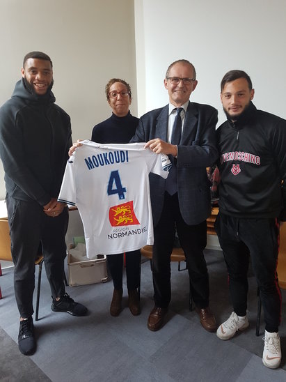 Harold Moukoudi et Ozer Ozdemir remettent leur maillot à Alain Marre et Nadège Faucin (Crédit photo : DR)