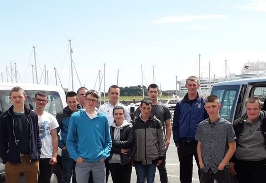 Les élèves le jour du départ à Roscoff. (Crédit photo : MFR Ploudaniel)