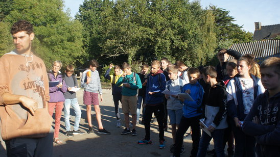 Monsieur Vaugrenard avec les élèves de la classe de 4ème. (Crédit photo : JH)