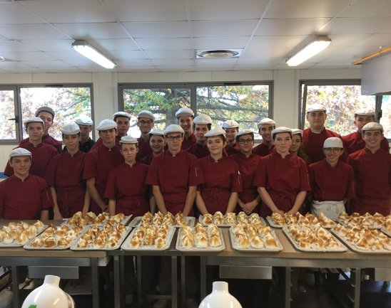 Les terminales bac pro boulangerie-pâtisserie devant leur préparation culinaire pour les Internationaux de tennis. (Crédit photo : Cyril Caron)