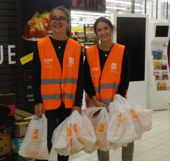 Annabelle Lardière et Edeline Echavidre, élèves de première ES1, au service des plus démunis. (Crédit photo : Catherine Pavageau)