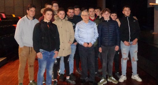 Francis Boulouart, au centre, avec les élèves de Première Bac Pro. (Crédit photo : MFR Plabennec)