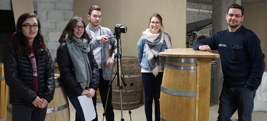 Laura, Clara et Florian ont filmé Maxime Manceau gérant de la tonnellerie. (Crédit photo : DR)