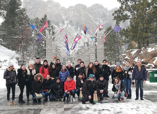 La troupe devant le Mont Rushmore (Crédit photo : DR)