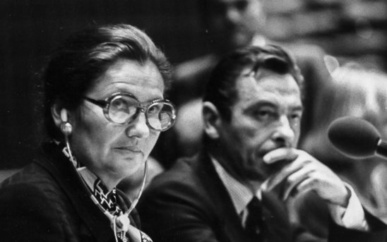 Mme Simone Veil préside une séance du Parlement européen à Strasbourg. (Crédit photo : Wikipédia)