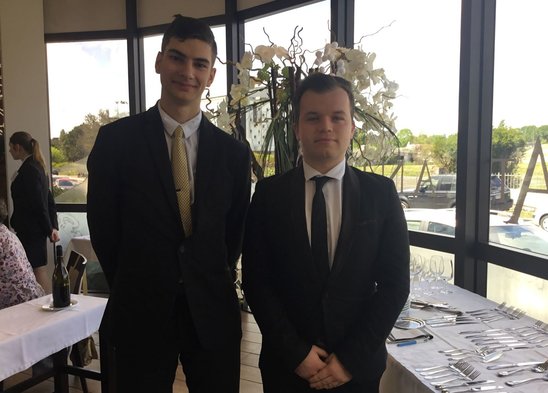 Samuel, à droite, accompagné de Nathan en 1bac pro CSR, au restaurant d'application Atlantic. (Crédit photo : Sandra Bureau)