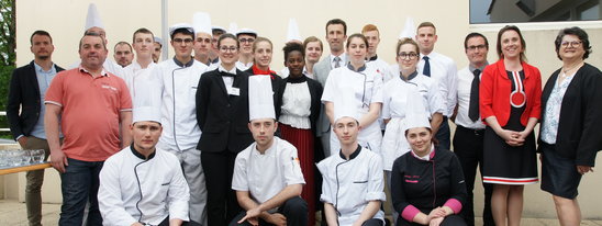 La remise du Trophée Saint-Michel 2019 en présence, à droite, de Laurence Arnaud, présidente de la MFR. (Crédit photo : Nicolas Bousseau)
